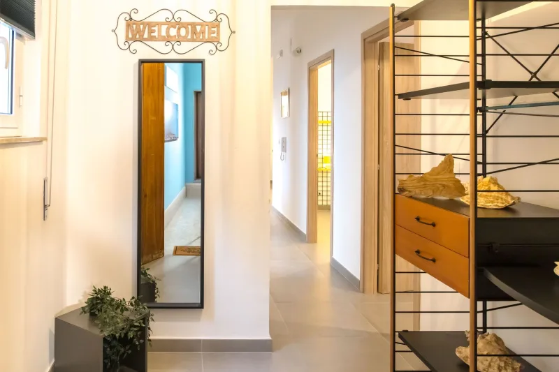 Entrance hall with mirror and shelving